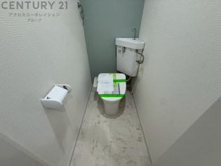温水洗浄便座付トイレは温水洗浄機能により、暖かい水でおしりを洗浄することができ、冷たい水を使う従来の便座に比べ、温水洗浄機能で暖かいトイレを提供し、快適な使用を可能にします。