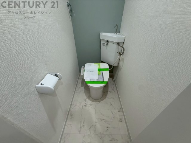 温水洗浄便座付トイレは温水洗浄機能により、暖かい水でおしりを洗浄することができ、冷たい水を使う従来の便座に比べ、温水洗浄機能で暖かいトイレを提供し、快適な使用を可能にします。