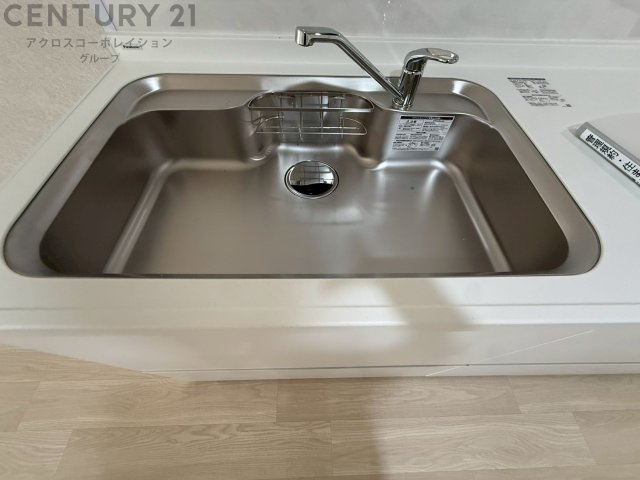 大きなシンクでお鍋などの大きな調理器具を洗う際にも便利です。