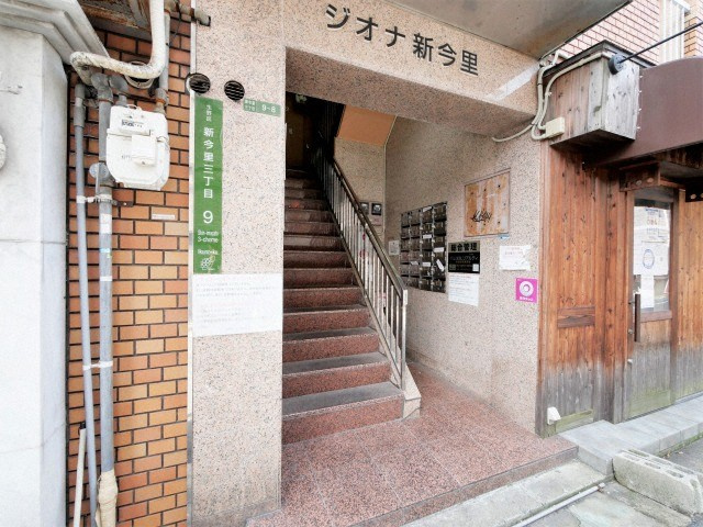 大阪市生野区新今里３丁目の賃貸マンションのエントランス