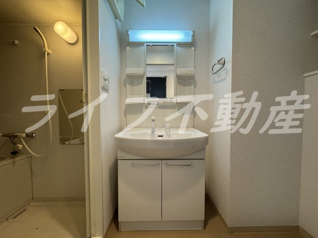 Cozy Court Ⅲの独立洗面台|独立洗面台、小物を置くことができて便利です