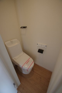 【トイレ】 | 【仲介手数料無料！！】府中市南町1丁目　新築戸建て（全2棟）1号棟　8099万円 | 1階トイレ