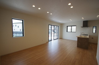 【居間・リビング】 | 【仲介手数料無料！！】府中市南町1丁目　新築戸建て（全2棟）1号棟　8099万円