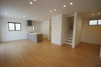 【居間・リビング】 | 【仲介手数料無料！！】府中市南町1丁目　新築戸建て（全2棟）1号棟　8099万円 | LDK21.2帖（18.1帖＋3.1帖）