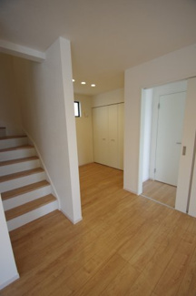 【居間・リビング】 | 【仲介手数料無料！！】府中市南町1丁目　新築戸建て（全2棟）1号棟　8099万円