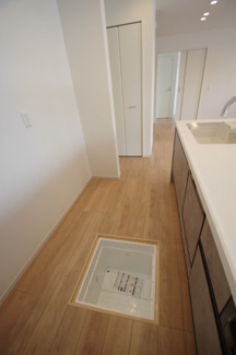 【キッチン】 | 【仲介手数料無料！！】府中市南町1丁目　新築戸建て（全2棟）1号棟　8099万円 | 床下収納