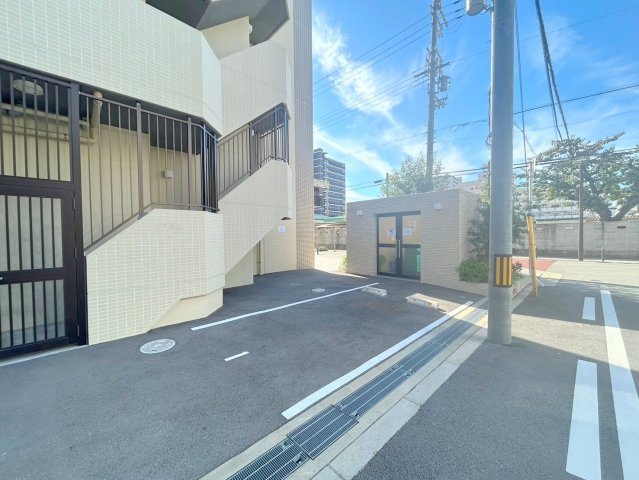 スプランディッド新大阪5の駐車場