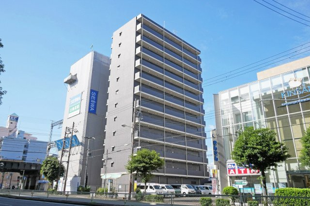 エストゥルースプラスサウス大阪の外観