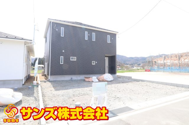 大玉村玉井字馬場　　　１号棟　　　玉井小学校、大玉中学区の外観|北東側から見た駐車場を含む外観♪