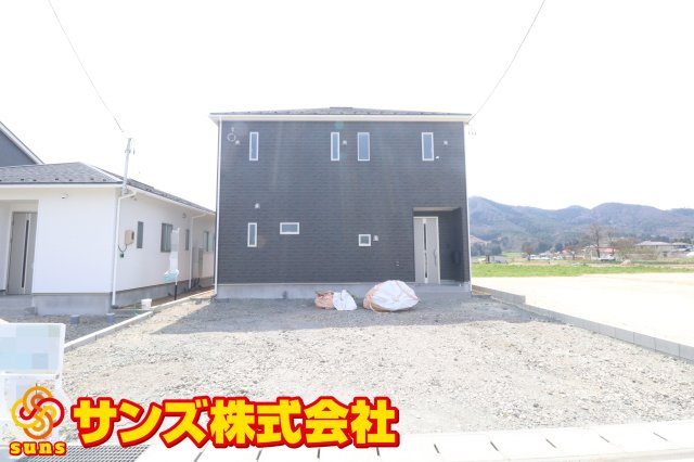 大玉村玉井字馬場　　　１号棟　　　玉井小学校、大玉中学区の外観|北側から見た駐車場を含む外観♪