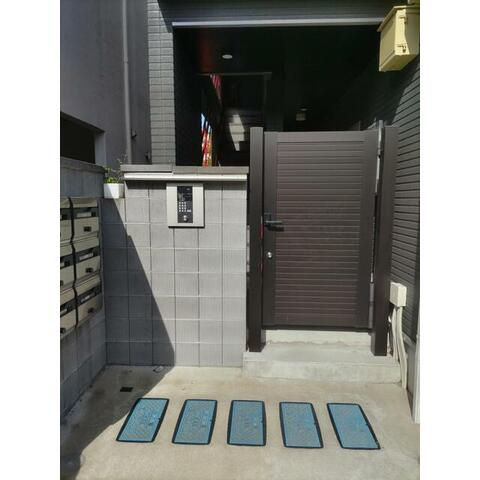 ホワイトファンのエントランス|オートロック完備♪