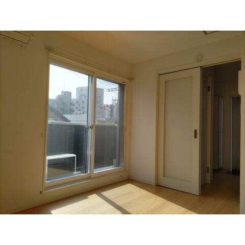 ホワイトファンの居間・リビング|落ち着いた雰囲気の洋室♪※同物件別部屋