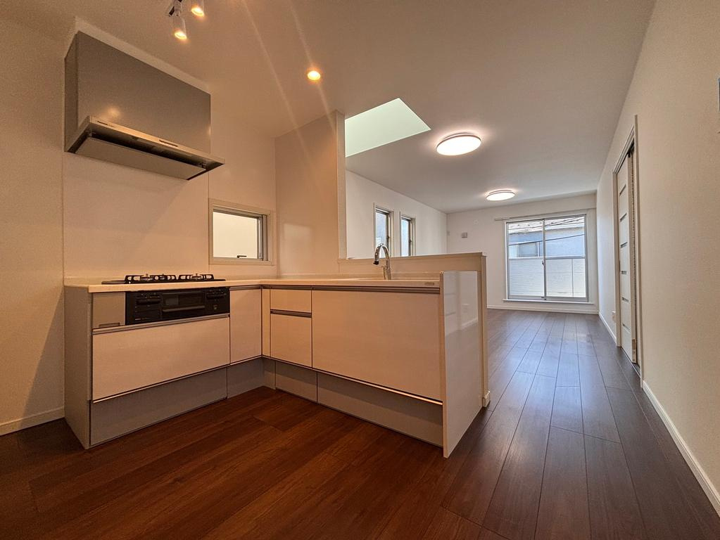 ふじみ野市西２丁目の中古一戸建の居間・リビング|上福岡駅徒歩8分の好立地に建つリフォーム済み中古戸建！
小学校や大きな公園、保育施設が近く子育て環境良好です。
資料請求やご見学などお気軽にお問い合わせください。