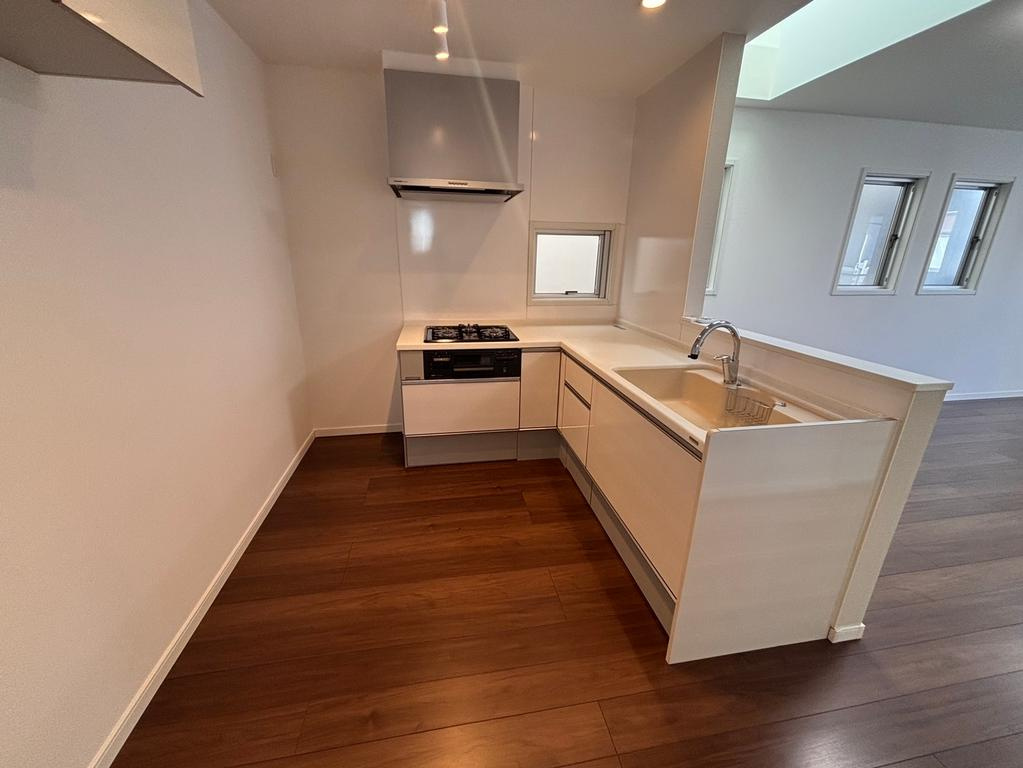 ふじみ野市西２丁目の中古一戸建のキッチン|使い勝手の良いL字型システムキッチン♪
新規交換済みのレンジフードやガスコンロで快適に料理ができそうです。