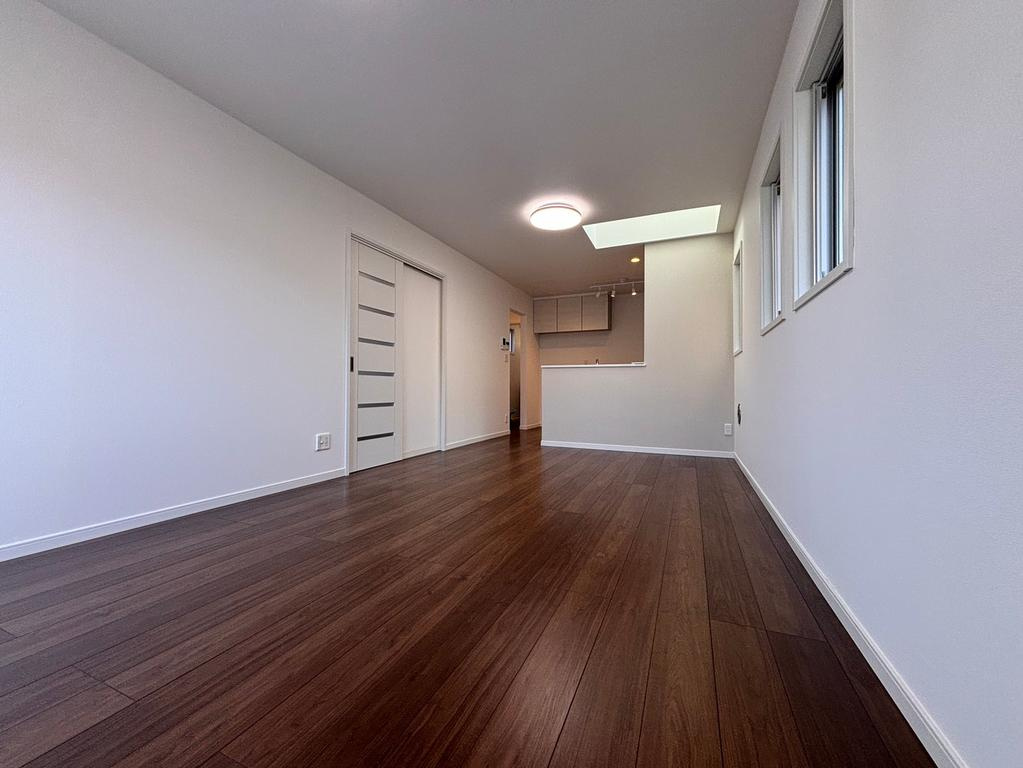 ふじみ野市西２丁目の中古一戸建の居間・リビング|料理をしながらご家族と会話を楽しめる対面キッチン採用のLDK！
2階リビングはプライバシーも安心です。
2面採光で明るい家族の団らんスペースに♪