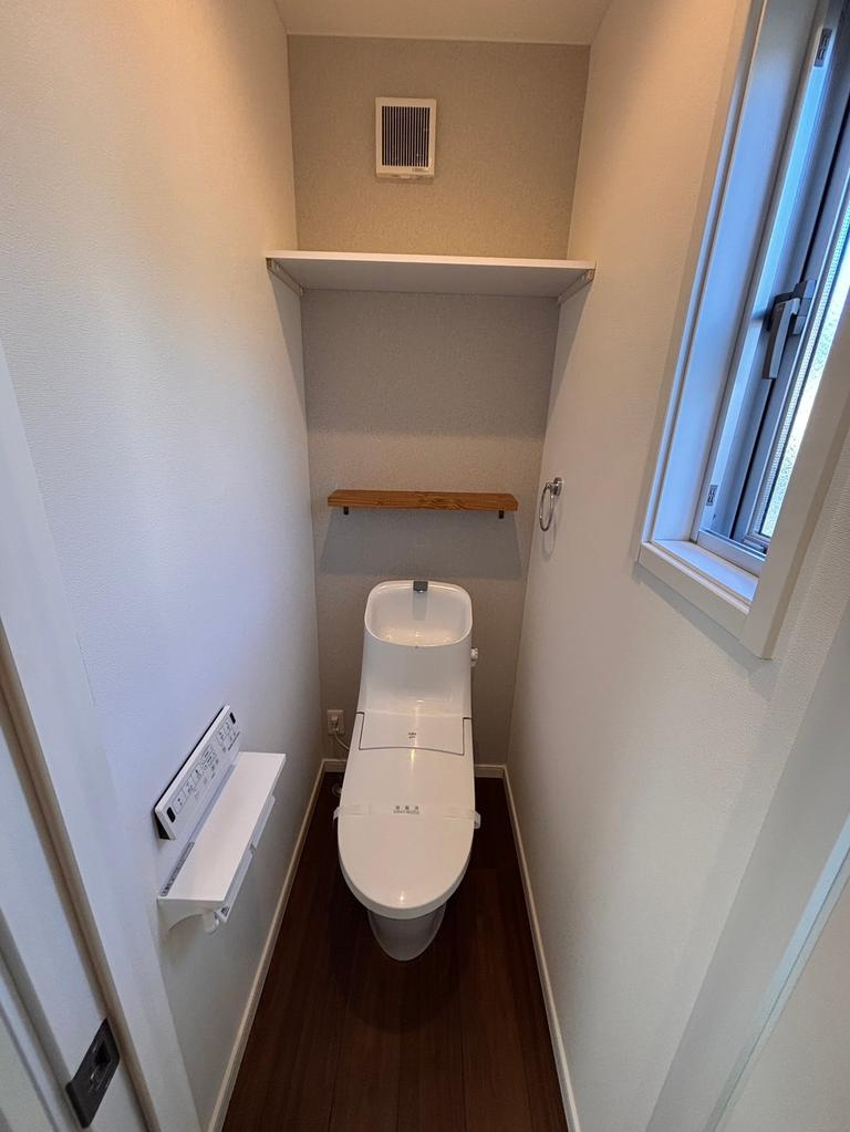 ふじみ野市西２丁目の中古一戸建のトイレ|カウンター＆温水洗浄便座付きのトイレです。