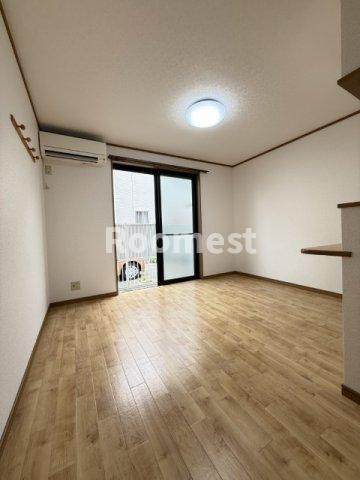 加古川市別府町別府のアパートの居間・リビング|使いやすい居間です