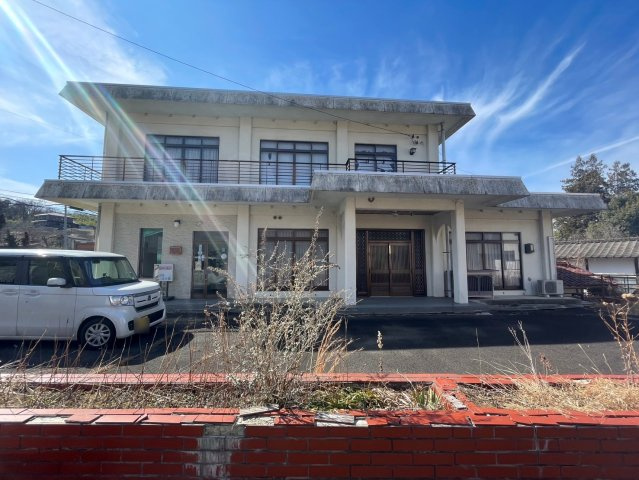 想定年間賃料　180万　想定利回り　7.2％　鉄筋コンクリート・木造・瓦葦造の外観