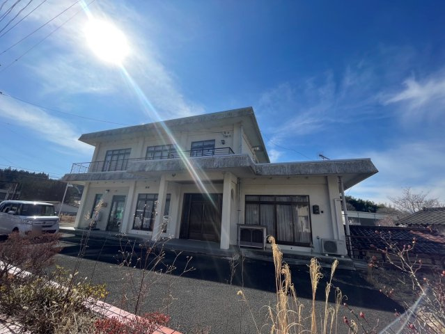 想定年間賃料　180万　想定利回り　7.2％　鉄筋コンクリート・木造・瓦葦造の外観