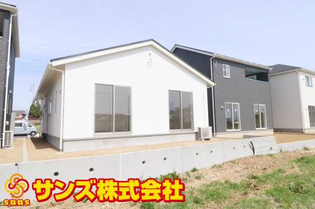 大玉村玉井字馬場　　　2号棟　　　玉井小学校、大玉中学区の外観|北西側から見た駐車場を含む外観♪