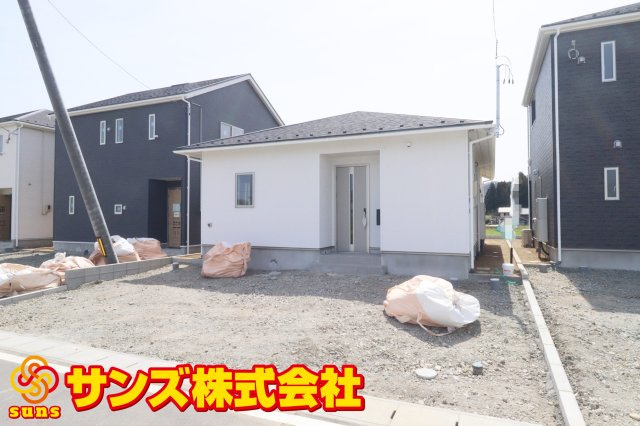 大玉村玉井字馬場　　　2号棟　　　玉井小学校、大玉中学区の外観|北側から見た駐車場を含む外観♪