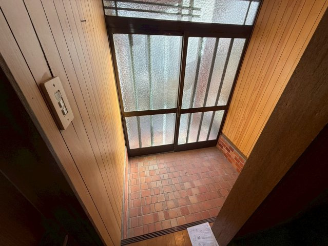 神殿戸建ての玄関