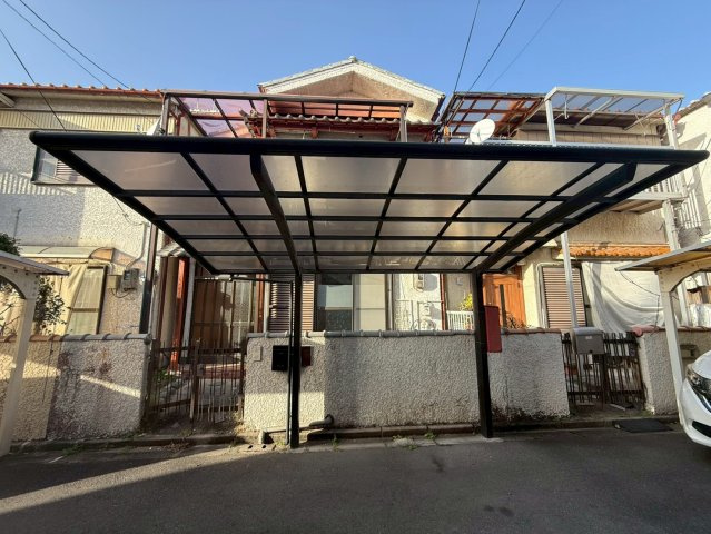 神殿戸建ての駐車場