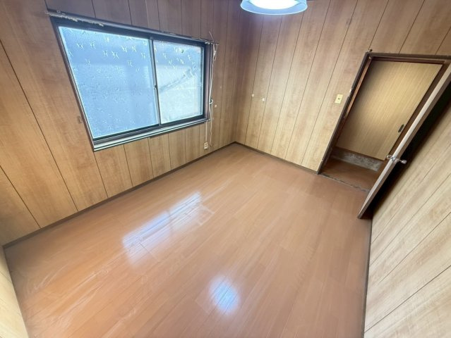 神殿戸建ての洋室