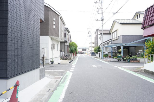 草加市金明町 新築分譲住宅の前面道路含む現地写真