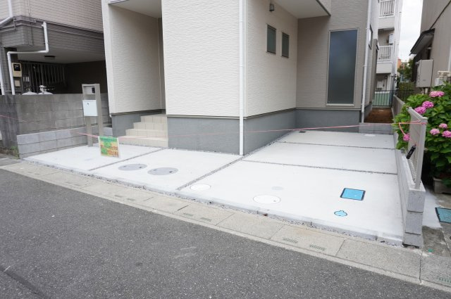 草加市金明町 新築分譲住宅の駐車場