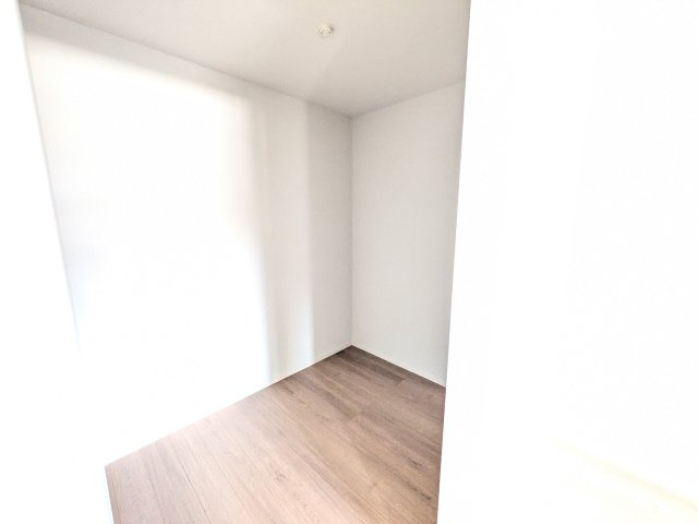 土浦市中央3期　新築戸建の収納|大容量のウォークインクローゼット。衣類はもちろん、スーツケースや季節の家電もまとめて収納でき、居室空間をすっきりと保ちます。
