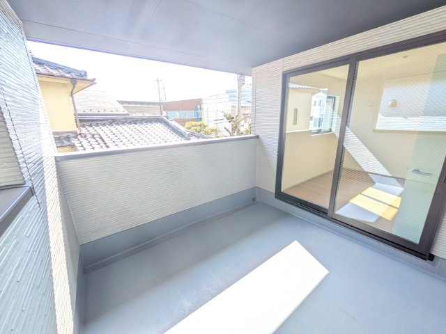 土浦市中央3期　新築戸建のバルコニー|洗濯物も布団もまとめて干せるワイド設計。
広々としたワイドバルコニーで、家事の効率が上がり、日々の暮らしが快適になります。