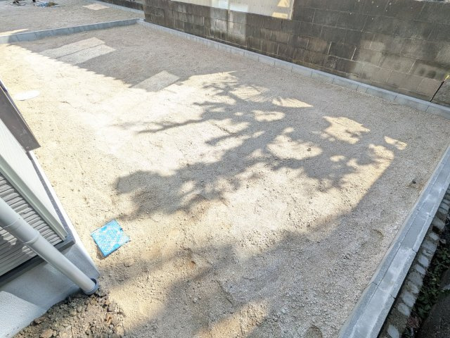 土浦市中央3期　新築戸建の庭|リビングに明るい光を届ける広々とした南庭。
お子様の遊び場やペットのスペースとしても最適です。
室内外で心地よい暮らしが叶います。