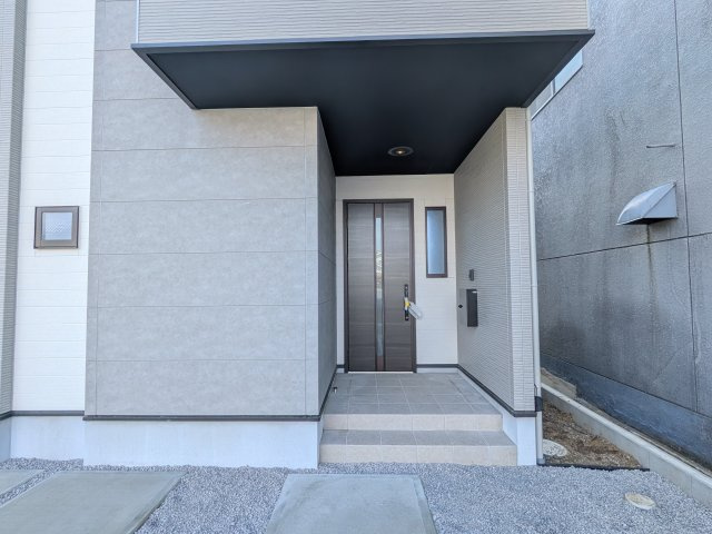 土浦市中央3期　新築戸建の玄関|お洒落な玄関ドアと洗練された外壁デザイン。家の顔にふさわしい上質な佇まいで、ご家族やお客様を迎えます。