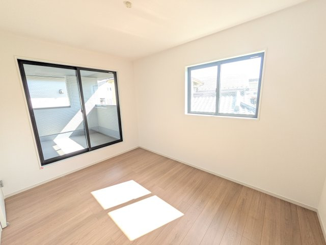 土浦市中央3期　新築戸建の洋室|たっぷり収納と明るい窓で、片付けも気持ち良くできる洋室。
お子様の「自分の部屋が欲しい」という夢を叶えます。