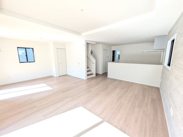 土浦市中央3期　新築戸建の居間・リビング|家族の会話が自然と弾む、広々としたゆとりのLDK。南向きの窓からたっぷりの光が射し込む明るく快適な空間です。