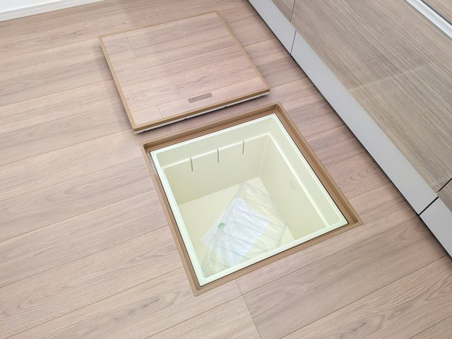 土浦市中央3期　新築戸建のキッチン|お米や根菜などの食材保管にも適した、便利な床下収納。使用頻度の低い調理器具なども賢く収納できます。