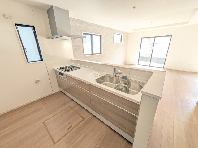 土浦市中央3期　新築戸建のキッチン|料理がもっと楽しくなる広々としたワークトップ。お手入れしやすい素材を採用し、日々の掃除もラクラクこなせます。