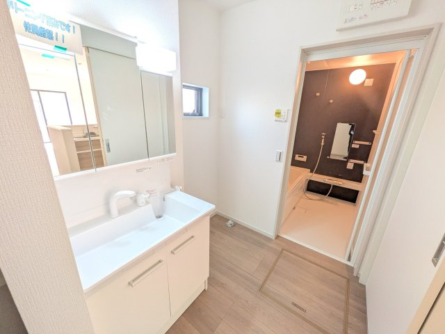 土浦市中央3期　新築戸建の独立洗面台|三面鏡の洗面化粧台はミラー扉の内側がすべて収納スペースになっており、収納力も魅力的です♪
ボックスティッシュも収納可能で、可変トレイは収納物に応じて高さ調整ができます！
取り外して洗えるので清潔です♪