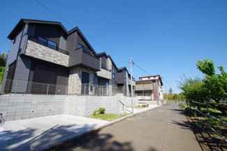 【前面道路含む現地写真】 | 【仲介手数料無料！！】稲城市平尾2丁目　新築戸建て（全3棟）3号棟　5399万円 | 前面に建物が無く見晴らしがとても良いです。