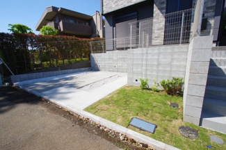 【前面道路含む現地写真】 | 【仲介手数料無料！！】稲城市平尾2丁目　新築戸建て（全3棟）3号棟　5399万円