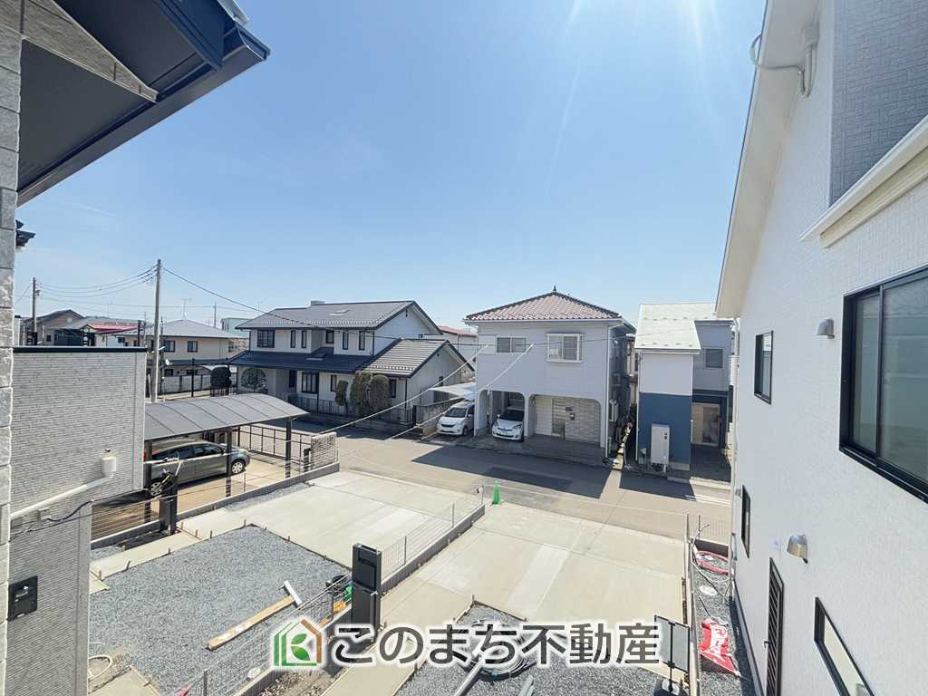 ブルーミングガーデン宇都宮市住吉町　2号棟の展望|周辺は低層住宅が建ち並ぶ落ち着いた住環境。前面に大きな建物が少なく、空の広がりを感じられる開放的な眺望です。陽当たり・通風にも配慮された立地です。
