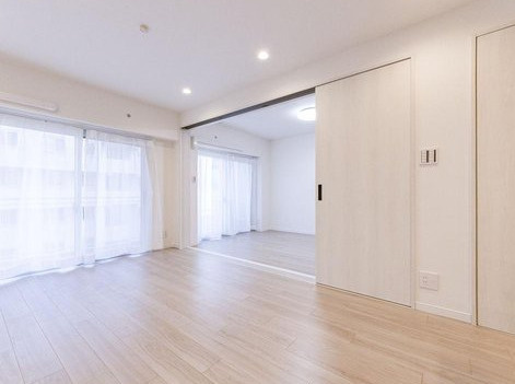 ドルフ青葉台の居間・リビング|ダイニングキッチンからお隣の洋間を見た写真です。