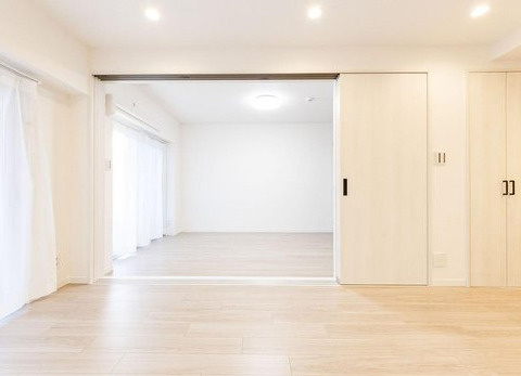 ドルフ青葉台の洋室|洋室の間仕切りを開ければリビングダイニングは18帖超えに！季節のイベントパーティー来客時も安心ですね