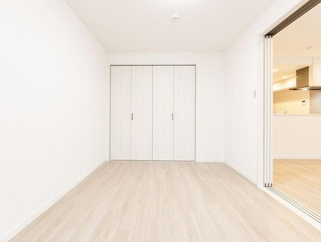 ドルフ青葉台の洋室|リビングダイニング横の部屋はクローゼット付き、収納場所が多いのは部屋を広く使え美観も整いますね。