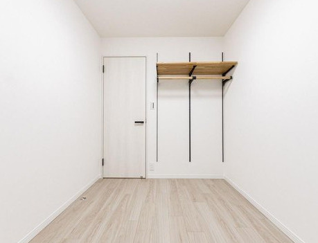 ドルフ青葉台の収納|形を変えられる可動式棚は使い勝手もアイデア次第で下にデスクを置いてパソコンスペースにしてもよさげですね。