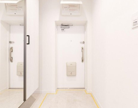 ドルフ青葉台の玄関|スッキリとした玄関口は姿見もあり、玄関たたきから下駄箱を浮かしお掃除もらくちんそうですね。