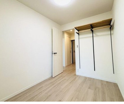 ドルフ青葉台|可動式棚の良いところは形やながさのある季節毎利用のスポーツ用品なども置ける魅力があります。