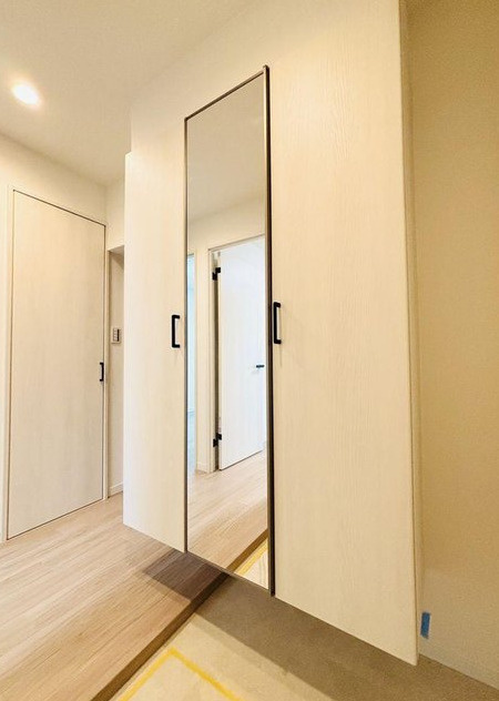 ドルフ青葉台の玄関|姿見のあるシューズボックスはお出かけの際にとっても便利ですね。