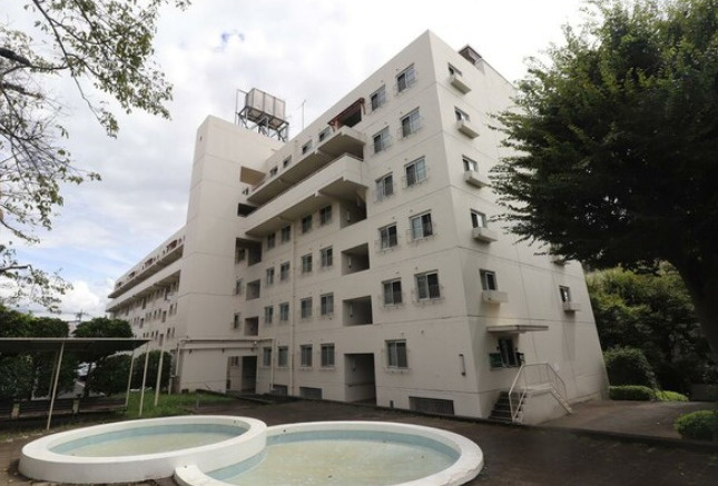 ドルフ青葉台の外観|敷地内にある水遊びコーナーで子供を遊ばせながらママ友さんとおしゃべりも楽しそうです。